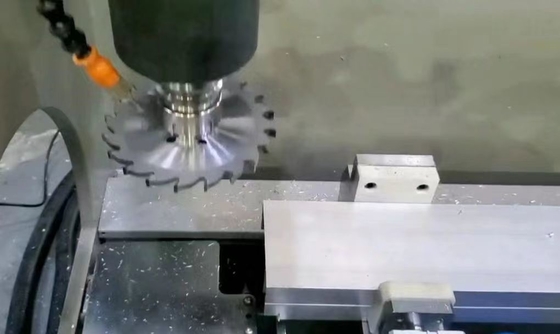 Centro de mecanizado de perfiles de aluminio Máquina de fresado automática de perforación de aluminio CNC
