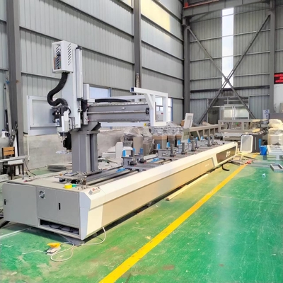 Profil de aluminio de 7000 mm 4 Ejes Centro de mecanizado CNC Perforación automática Agujeros de fresado en perfil de aluminio