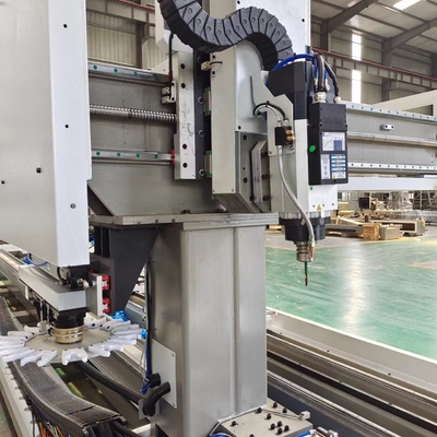 Profil de aluminio de 7000 mm 4 Ejes Centro de mecanizado CNC Perforación automática Agujeros de fresado en perfil de aluminio