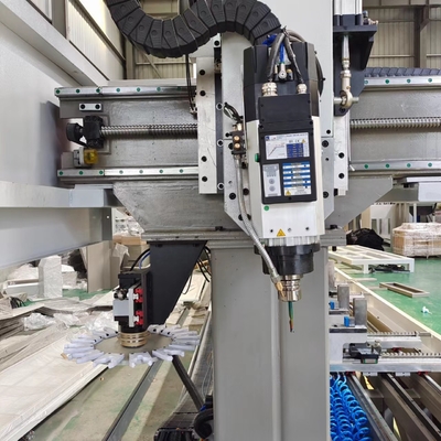 Centro de mecanizado CNC de perfiles de aluminio con 4 ejes controlados