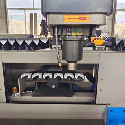 Profil de aluminio Centros de mecanizado CNC Máquina de fresado automática de perforación CNC que trabaja con una longitud de 3000 mm