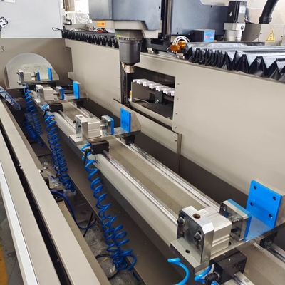 3200mm Centro de procesamiento de mecanizado de aluminio de 3 ejes utilizado para puertas de ventanas y cortinas