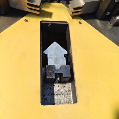 Máquina de recorte de esquina 380V de aluminio para ventanas de recorte posición frontal arriba y abajo