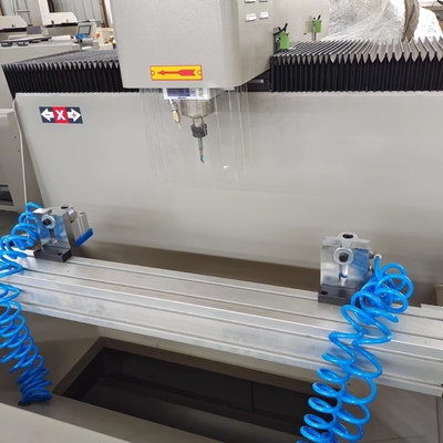 Máquina de perforación de 3 ejes de control CNC con perfil de aleación de 800 mm