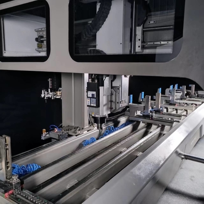 Perforación CNC Fresado Tapping Corte de extremo Fresado en la máquina de perfiles de alu Centro de mecanizado CNC con 4 ejes controlados