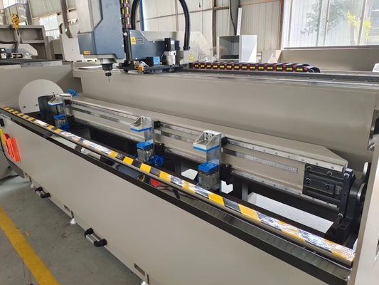 Profil de aluminio de 2500 mm 3 lados centro de procesamiento de fresado y perforación máquina CNC para luz LED puerta de la ventana
