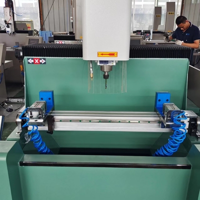 Pequeño router automático de copia CNC de 800 mm Perforación y fresado para puertas y ventanas, muebles minimalistas, armarios de vinos