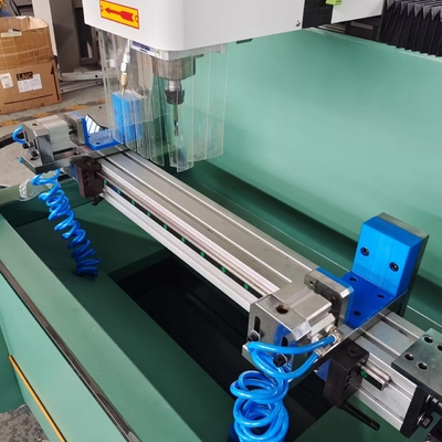 Pequeño router automático de copia CNC de 800 mm Perforación y fresado para puertas y ventanas, muebles minimalistas, armarios de vinos