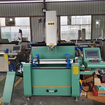 Pequeño router automático de copia CNC de 800 mm Perforación y fresado para puertas y ventanas, muebles minimalistas, armarios de vinos