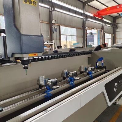 Máquinas CNC para perforar y fresar perfiles de aluminio