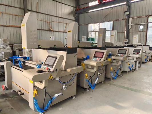 1200 mm 3 Ejes CNC Perforación fresadora de aluminio y PVC máquina de puertas de ventanas con mesa de flexión