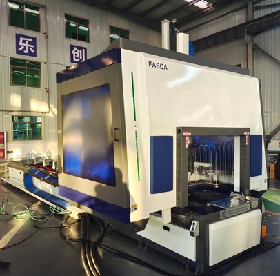 Centro de mecanizado CNC de 5 ejes para perfiles industriales de aluminio con 12 revistas de herramientas para perforación, fresado y corte