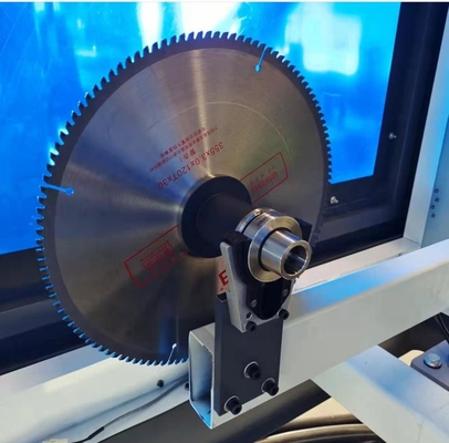 Centro de mecanizado CNC de 5 ejes para perfiles industriales de aluminio con 12 revistas de herramientas para perforación, fresado y corte