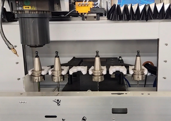 3200mm 3000mm Aluminio UPVC Espindle vertical CNC Centro de mecanizado máquina de hacer paredes de ventanas puertas cortinas