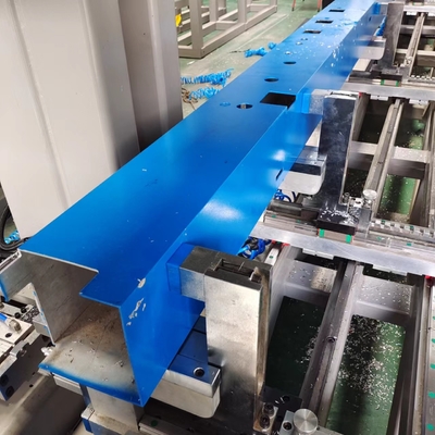 Centro de mecanizado CNC de 4 ejes de aluminio y PVC con 300 mm de cubo de sierra para perforación y corte de perfiles de aluminio
