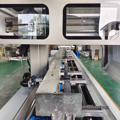 Centro de mecanizado CNC de 4 ejes de aluminio y PVC con 300 mm de cubo de sierra para perforación y corte de perfiles de aluminio