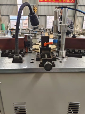 Profile de aluminio Corner Crimping Machines Corner Automático Combinando función de la posición delantera hacia arriba y hacia abajo fácil de despegar