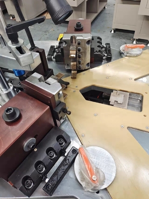 Profile de aluminio Corner Crimping Machines Corner Automático Combinando función de la posición delantera hacia arriba y hacia abajo fácil de despegar
