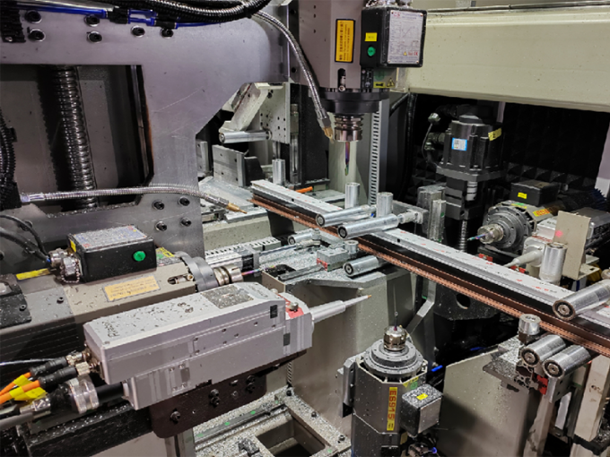 Máquina de corte y perforación de perfiles de aluminio 1
